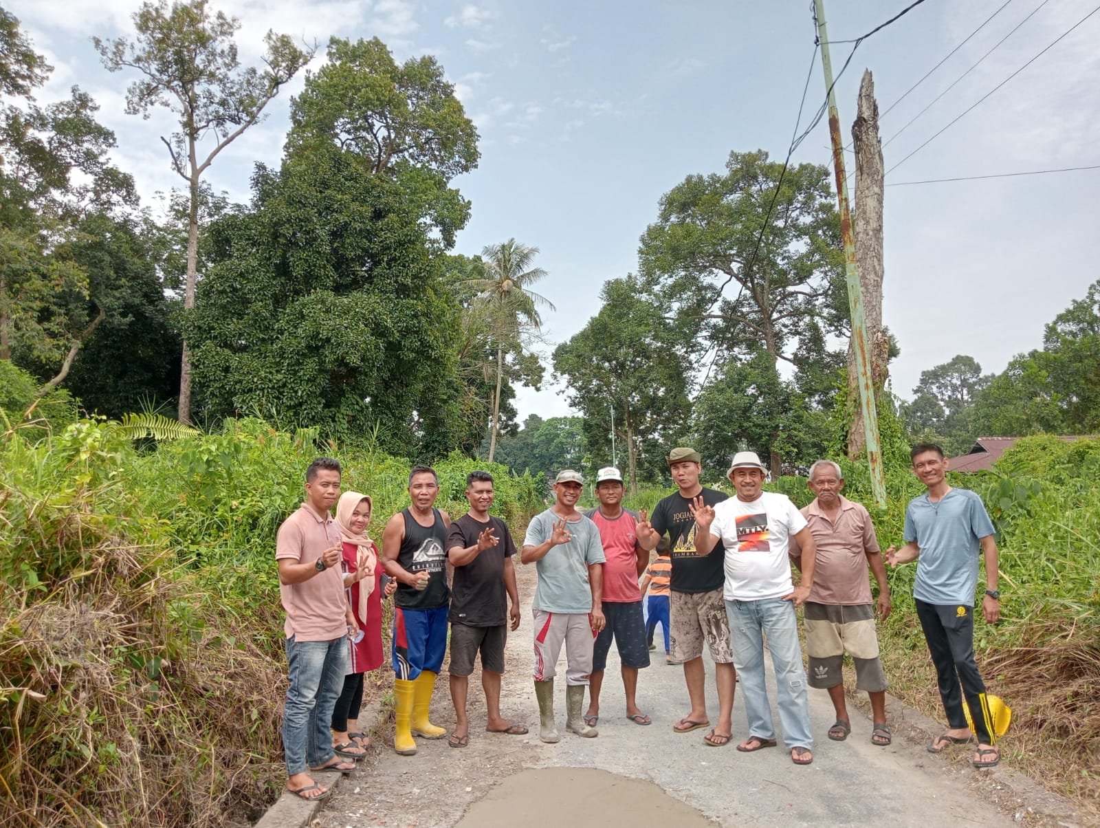 PEDULI LINGKUNGAN, JAMAAH MUSHOLLA H.MIS AL-LATIF DESA SENGGORO GOTONG ROYONG PEMBERSIHAN JALAN DAN PENGECORAN JALAN BERLUBANG