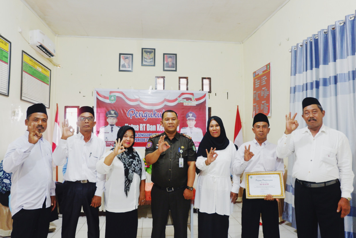 Pengukuhan Ketua RT dan Ketua RW Desa Senggoro Sekaligus Penyerahan Cinderamata Kepada Ketua RT dan Ketua RW Yang Telah Purna Tugas 