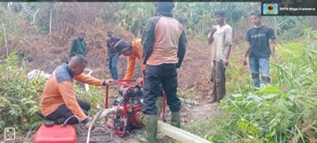 PJ. Kades Senggoro Muslimin, ST Bantu Padamkan Api Karhutla Desa Air Putih